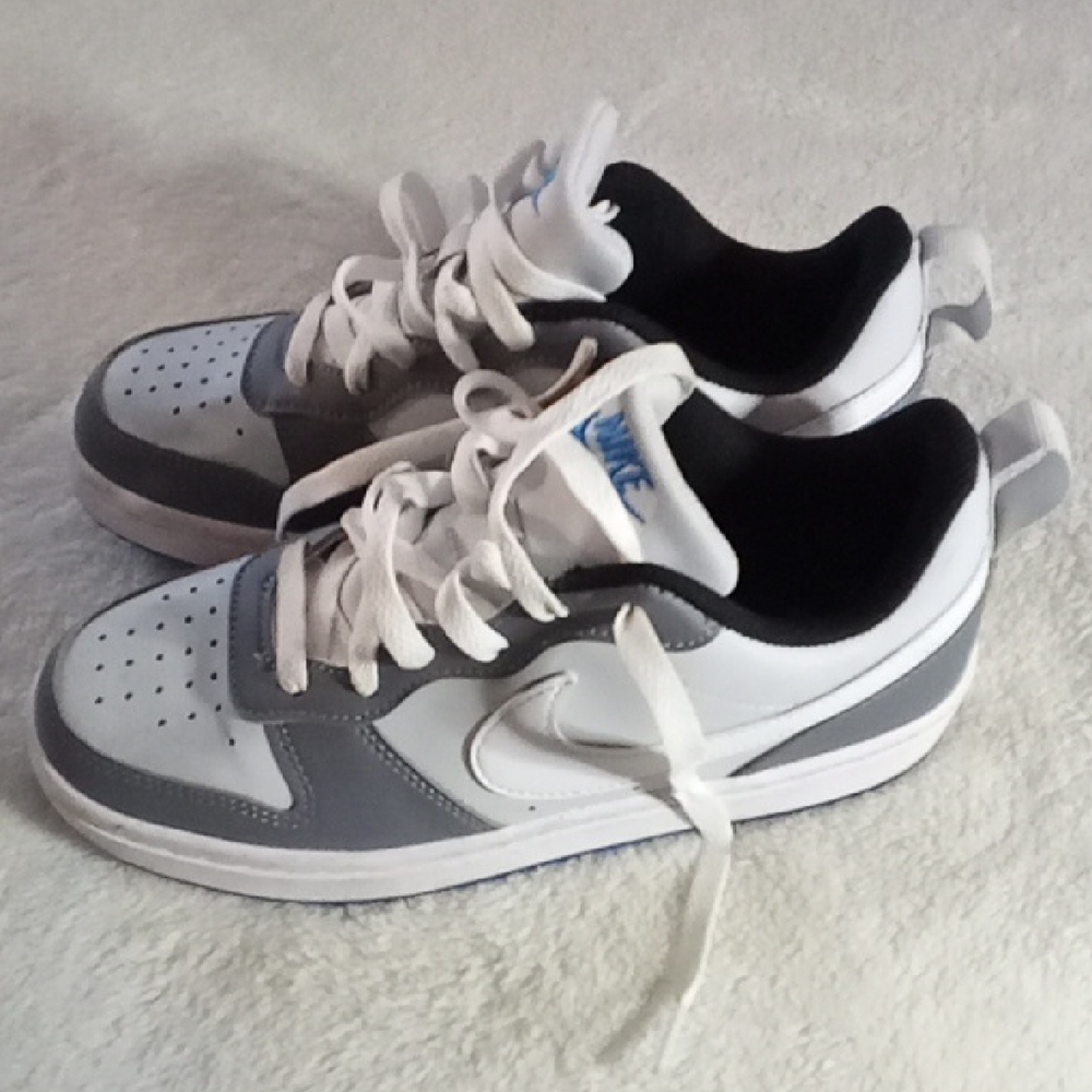 NIKE YOUTH SIZE 4 LIKE NEW